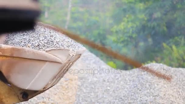 ο εκσκαφέας εξαπλωθεί η συντριμμένη πέτρα για τη ζούγκλα - Πλάνα, βίντεο