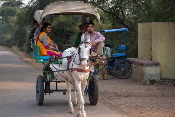 BHARATPUR, INDIA - NOVEMBER 11: Unidentified people ride in a ho - Foto, imagen