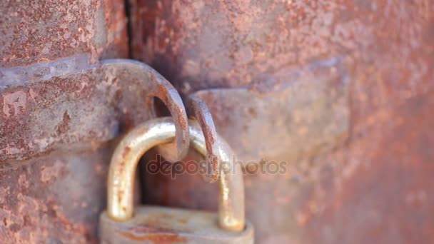 Παλιά κλειδαριά στο σκουριασμένο πύλη - Πλάνα, βίντεο