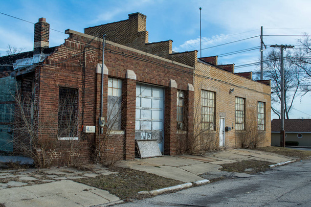 Antiguo edificio industrial abandonado bajo el sol brillante del invierno
. - Foto, Imagen