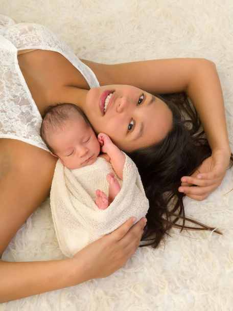 Beautiful mother with newborn baby - Foto, Bild