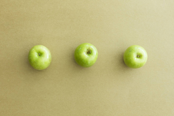 Πράσινα φρέσκα μήλα σε φόντο του χαρτιού - Φωτογραφία, εικόνα