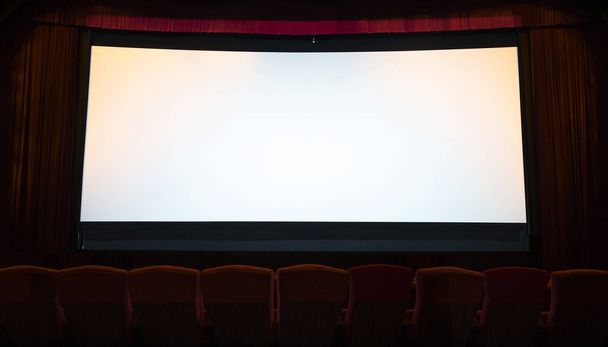 киноэкран с открытыми красными сиденьями
 - Фото, изображение