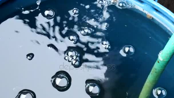Részlet a víz felszínén, a buborékok a hordó. - Felvétel, videó