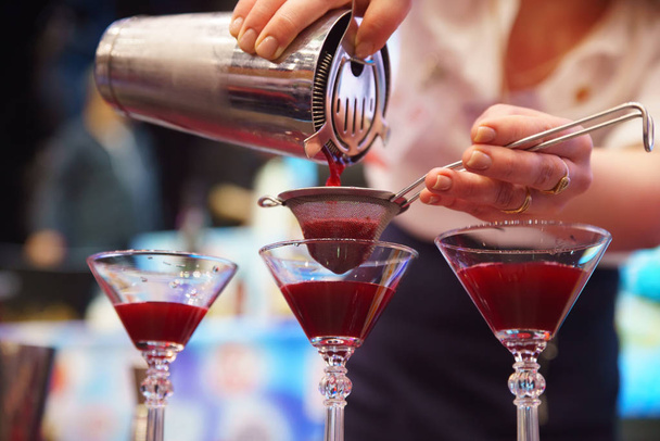 Barkeeper bereitet Cocktail zu - Foto, Bild