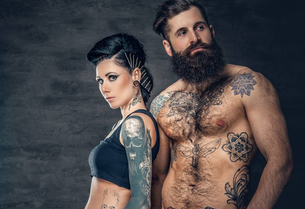 Portrait studio de couple tatoué
 - Photo, image