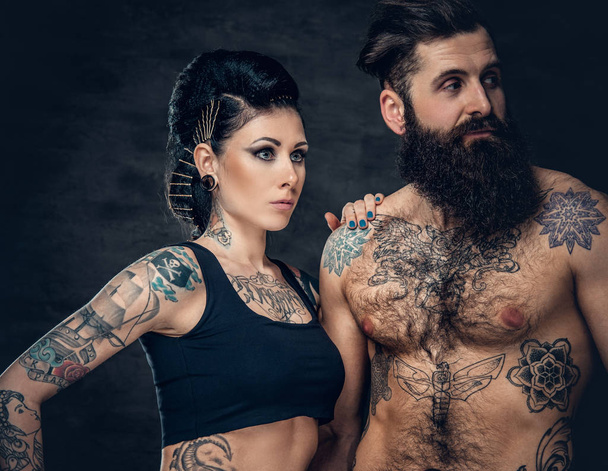 Татуйовані чоловіки і брюнетка жінка
 - Фото, зображення