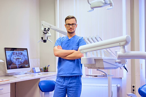 Красивий чоловічий стоматолог у кімнаті
 - Фото, зображення