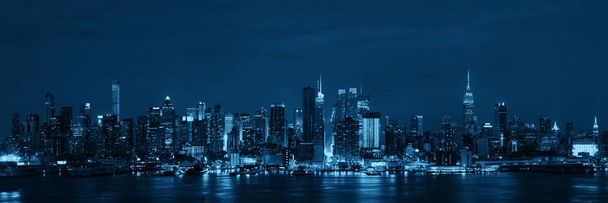 skyline van Manhattan midtown nachts - Foto, afbeelding