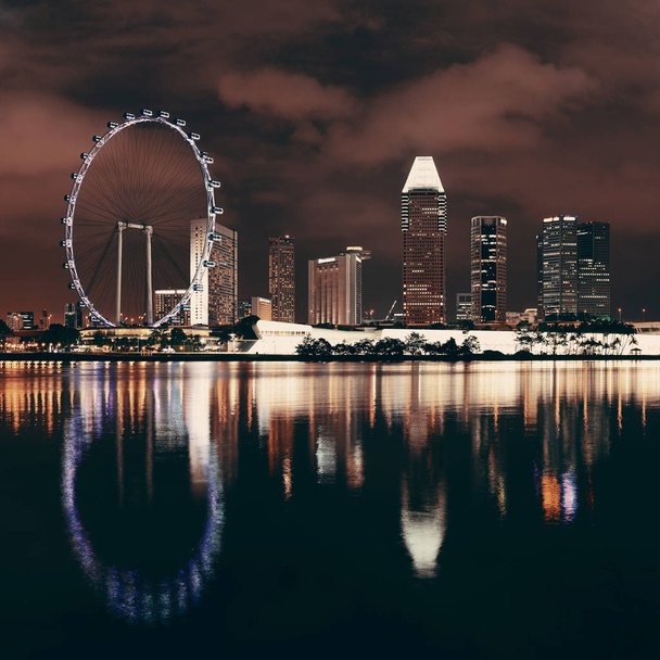 Ουρανοξύστης Σιγκαπούρης τη νύχτα - Φωτογραφία, εικόνα