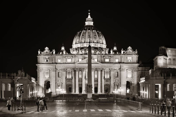 夜のサン ・ ピエトロ大聖堂  - 写真・画像