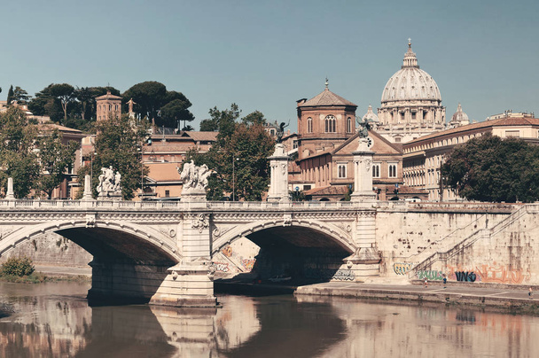 Rio Tibre e Basílica de São Pedro na Cidade do Vaticano - Foto, Imagem