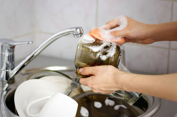 Lidská ruka mytí houbou pěnění nebo nalití vody na gl - Fotografie, Obrázek