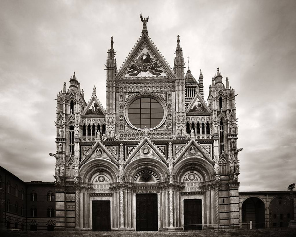 Katedra w Sienie w pochmurny dzień - Zdjęcie, obraz