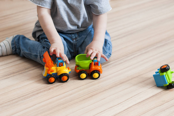 Criança brincando com carros de brinquedo
  - Foto, Imagem