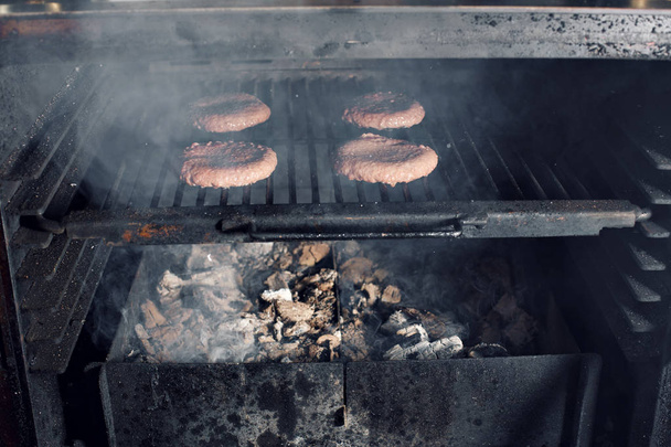 Гриль барбекю гамбургеры котлеты на горячем огне уголь гриль, еда, хорошая закуска для вечеринки на открытом воздухе или пикник
 - Фото, изображение