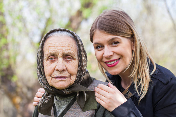 Nemocné starší žena s její vychovatel venkovní - Fotografie, Obrázek