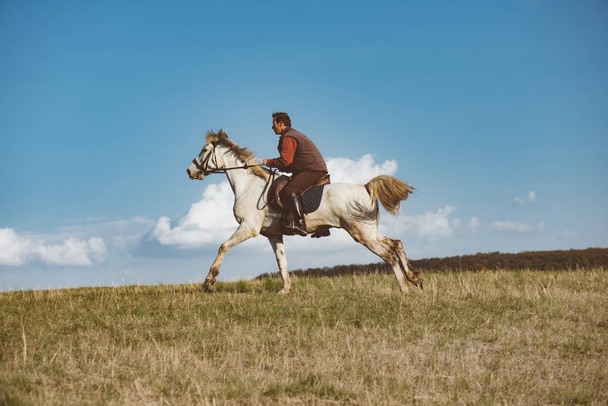 Человек-всадник на лошади
 - Фото, изображение
