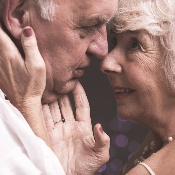 Elderly man looking fondly at wife - Zdjęcie, obraz