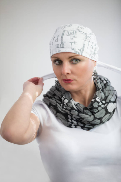 όμορφη μέση ηλικία ασθενών με καρκίνο γυναίκα φοράει μαντίλα - Φωτογραφία, εικόνα