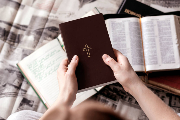 Mädchen hält eine Bibel in der Hand. - Foto, Bild