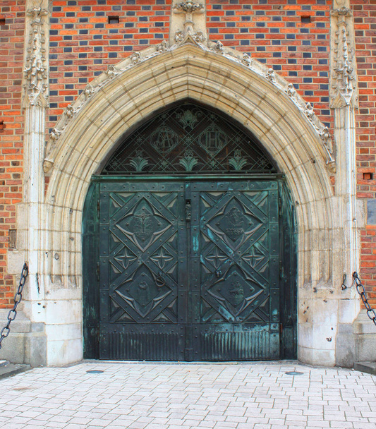 Древняя дверь храма в Кракове
 - Фото, изображение