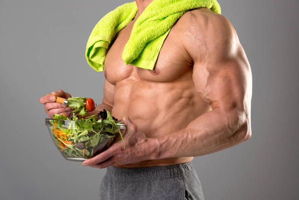 Homme sain mangeant une salade
 - Photo, image