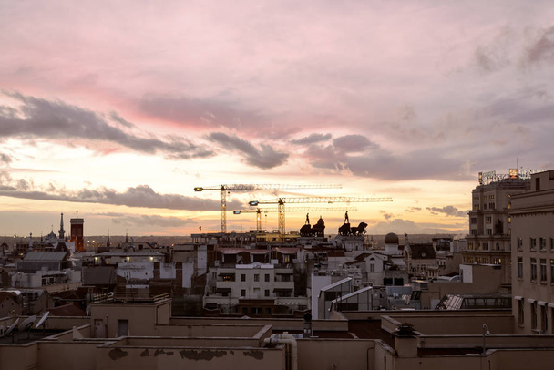 Kaupunkikuva Madridista, Espanjasta auringonlaskun aikana
.  - Valokuva, kuva