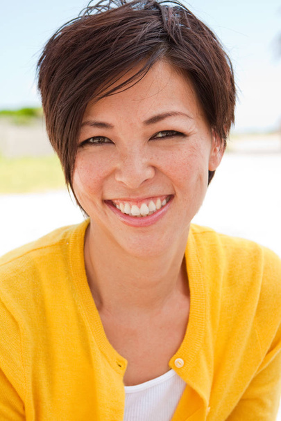 Happy Asian woman smiling at the beach. - Foto, Imagem