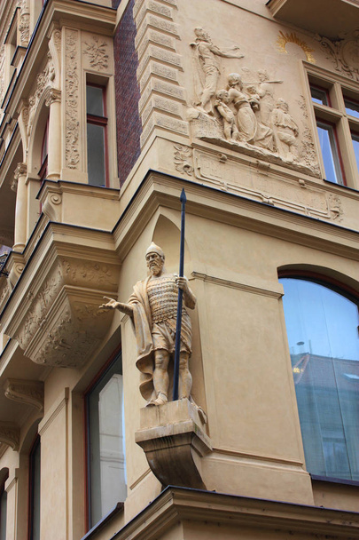 Skulptur auf dem Haus in Prag - Foto, Bild