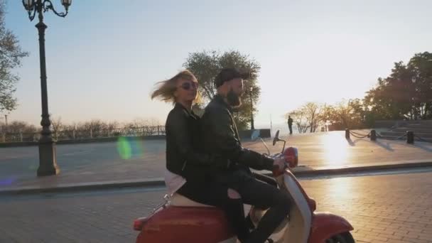 couple cyclomoteur dans le centre-ville
 - Séquence, vidéo