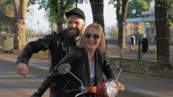 Paar mit Moped bei Sonnenuntergang in der Stadt - Filmmaterial, Video