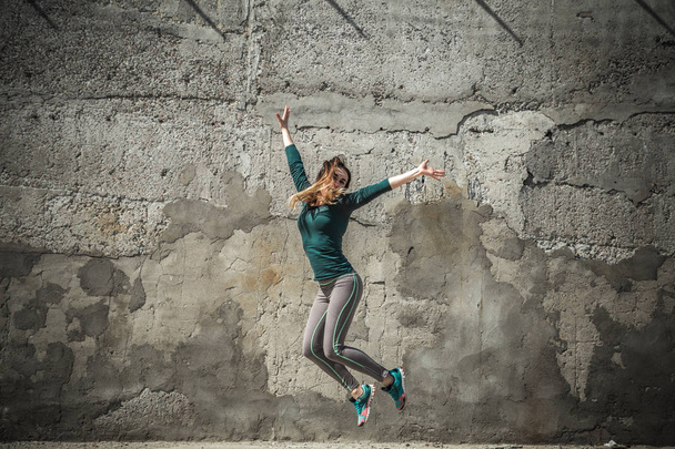menina fitness em roupas esportivas no fundo da parede
 - Foto, Imagem