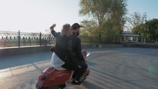 couple cyclomoteur en ville
  - Séquence, vidéo