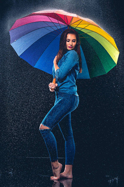 Young beautiful woman with an umbrella. - Foto, afbeelding