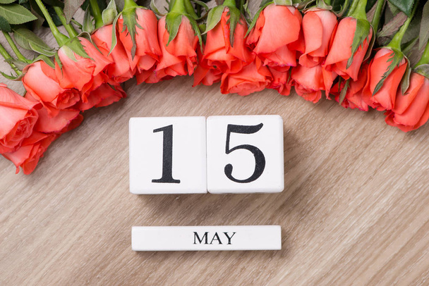 Kuution muotoinen kalenteri ruusuilla
 - Valokuva, kuva