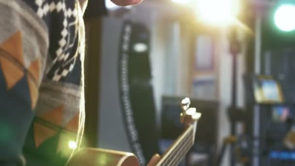 jonge man spel op gitaar - Video
