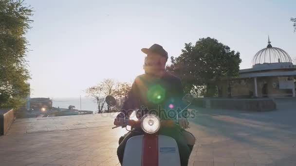 Paar fährt Moped bei Sonnenuntergang - Filmmaterial, Video