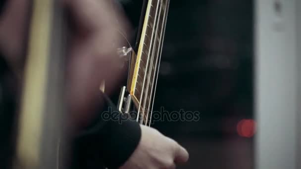 Muži hrají na kytary ve studiu - Záběry, video