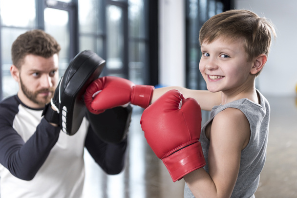 boxeur garçon pratiquant des coups de poing
 - Photo, image