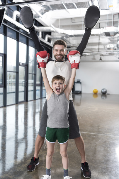 Junge Boxer mit seinem Trainer - Foto, Bild