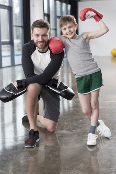 хлопчик боксер зі своїм тренером
 - Фото, зображення