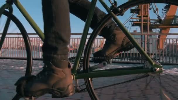 ανθρώπου που ανέβηκε σε στάσιμου ποδήλατο  - Πλάνα, βίντεο