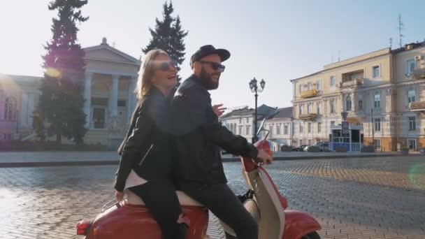 couple with moped in city center - Imágenes, Vídeo