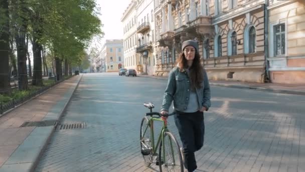 woman with fixed gear bike  - Záběry, video