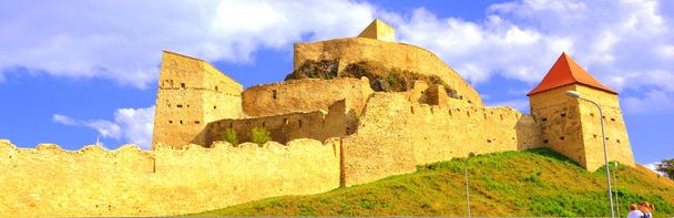 Rupea - Reps - Fort. Middeleeuwse overblijfselen. Het was Dacische nederzetting (Rumidava) en later, tijdens de Romeinse bezetting, werd de naam veranderd naar Rupes (rock of stone - in het Latijn).  - Foto, afbeelding