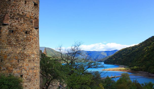 La torre de la Fortaleza de Ananuri con lago en Georgia
 - Foto, imagen