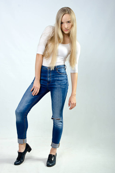 beautiful girl in t-shirt and jeans - Zdjęcie, obraz