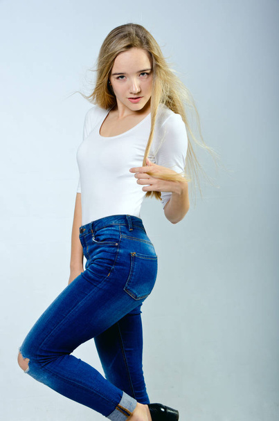 beautiful girl in t-shirt and jeans - Фото, зображення