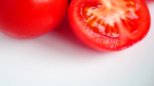 Řezu čerstvé rajče a celá rajčata pan - Záběry, video